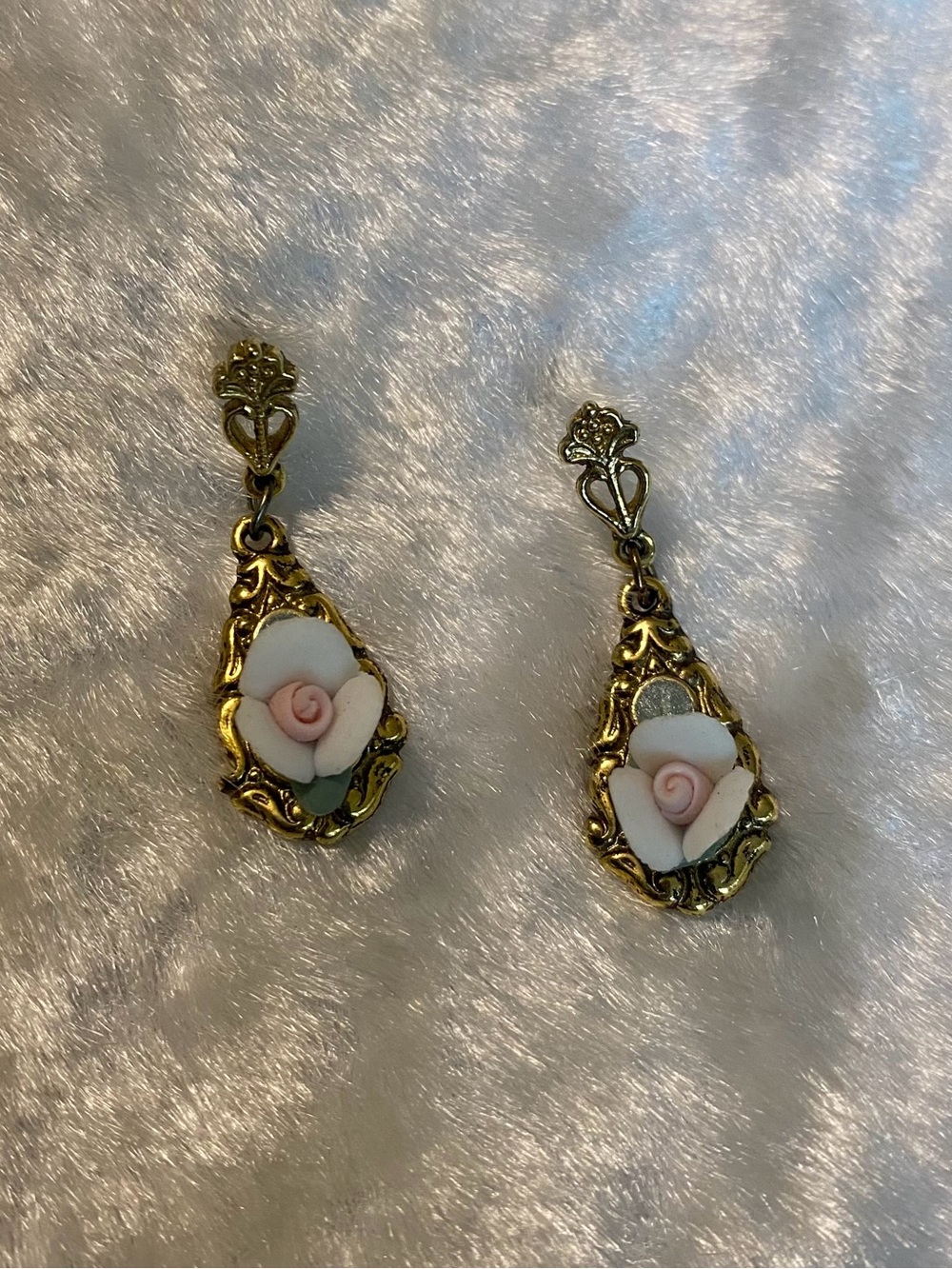 🍀VTG Gold Drop Earrings with White & Pink Detail